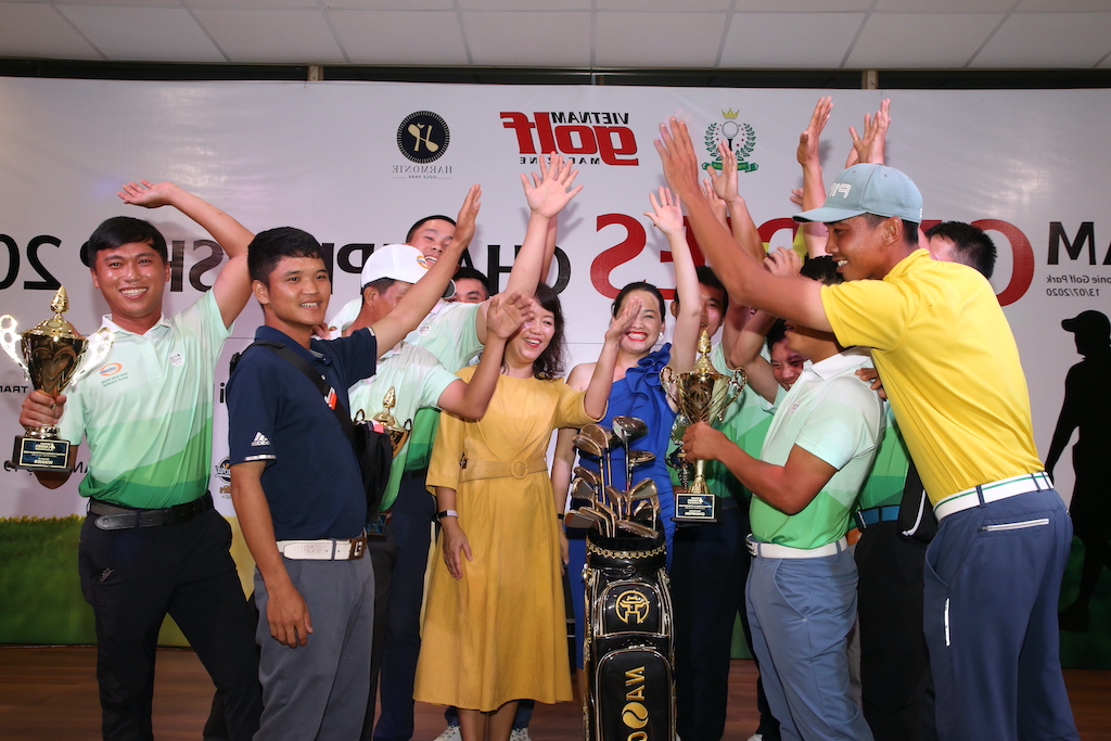 Niềm vui được nhân đôi khi team Tân Sơn Nhất giành chiến thắng bội thu với giải Best Gross và Vô địch Đồng Đội