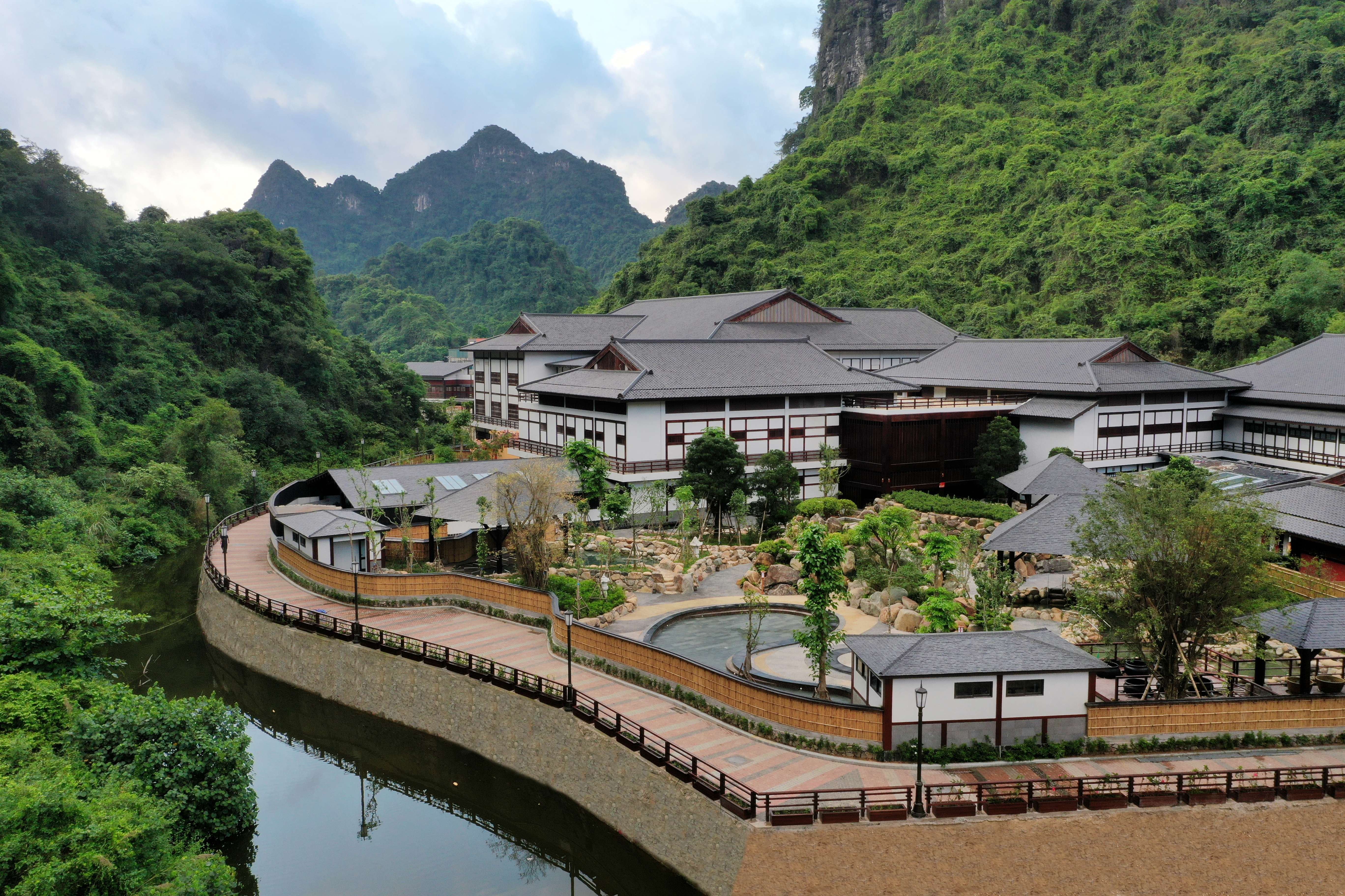 Khu tắm Onsen đậm chất Nhật Bản ở ngay Hạ Long 