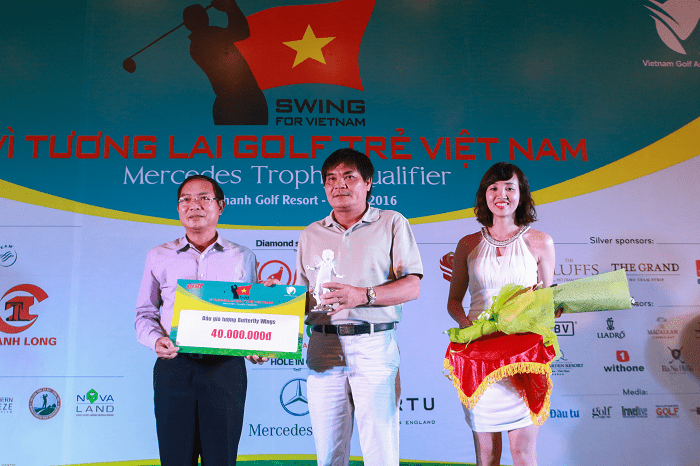 Chủ tịch hội golf Vũng Tàu và bức tượng Butterfly Wings