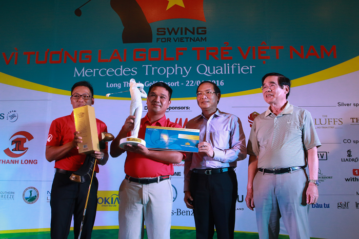 Golfer vô địch Đỗ Duy Hiền nhận quà từ Ban tổ chức.