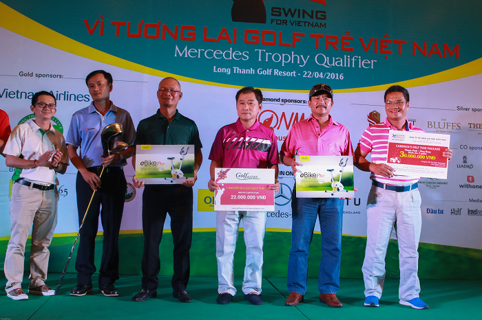 Các golfer nhận những giải thưởng Lucky Draw.
