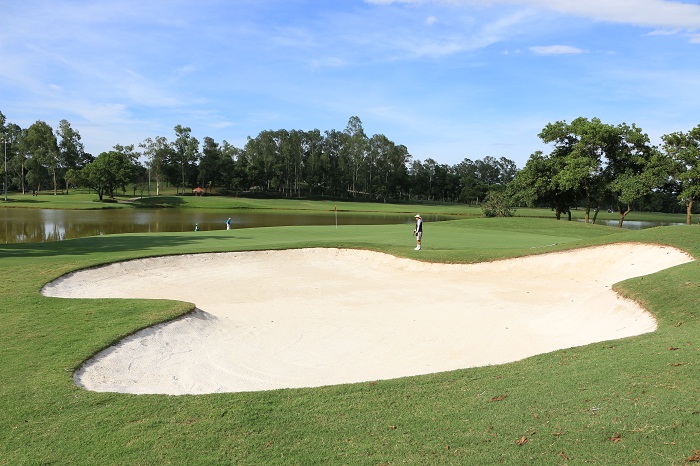 Hole No. 17, extending green to the left edge of lake and right bunker