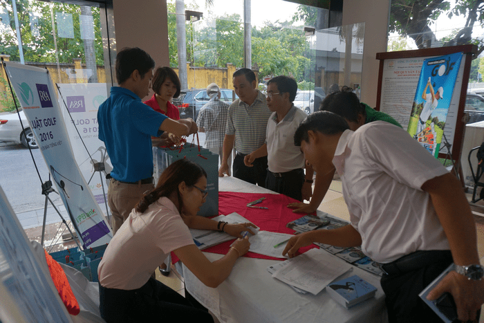 Các CLB Golf, đại diện các sân golf đăng kí nhận sách miễn phí