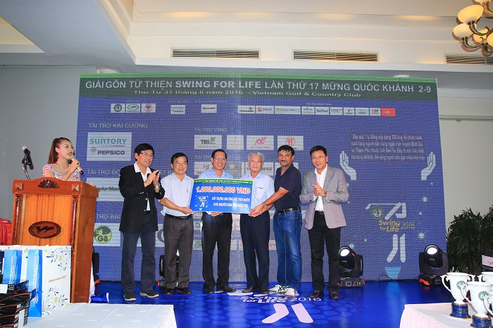 Trao biểu trưng từ thiện