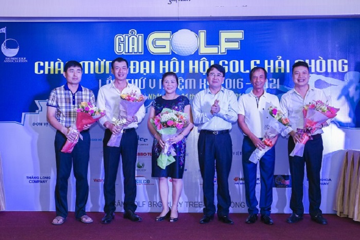 Ông Vi Quốc Tuấn ( đứng thứ 2 từ trái) – Chủ tịch Hội golf Hải Phòng khóa V
