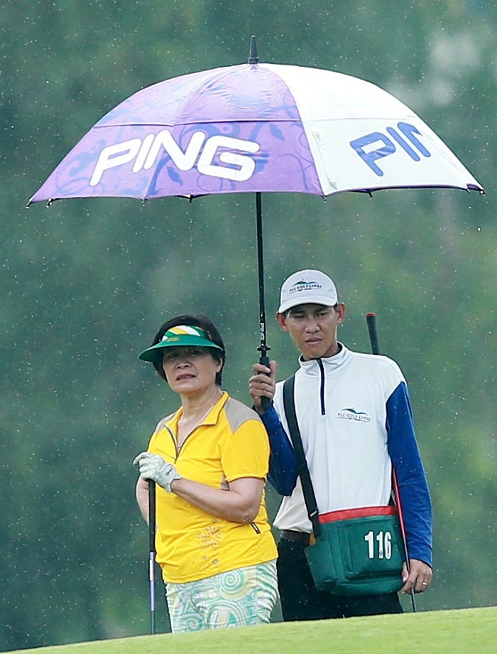 Golfer Bùi Thị Hồng Thanh và caddie.