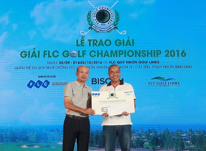 Ông Lưu Đức Quang - Trưởng ban tổ chức giải trao giải cho golfer được Eagle.