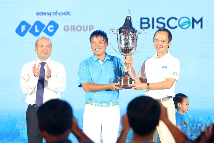 Ông Trịnh Văn Quyết - Chủ tịch HĐQT FLC trao cúp vô địch.