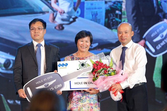 Đại diện NTT cùng ông Lưu Đức Quang trao giải HIO