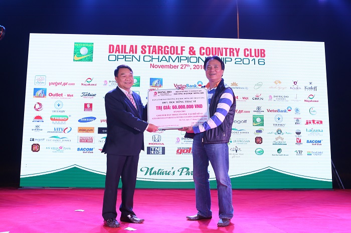 Golf thủ Phạm Nhật Thăng nhận phần quà HIO