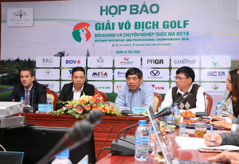 Họp báo1