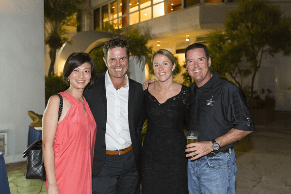 Từ trái qua: golfer Scott Barr (vị trí thứ 2 - mặc vest), golfer Rich Beem (vị trí thứ 4 - mặc áo polo đen)
