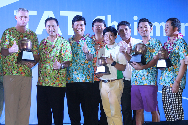Mr. Kalin Sarasin -  Chủ Tịch Hội Đồng Cố Vấn cho TCDL Thái Lan ( đứng giữa ). Golfer Trịnh Văn Thành ( Quần tím ) 