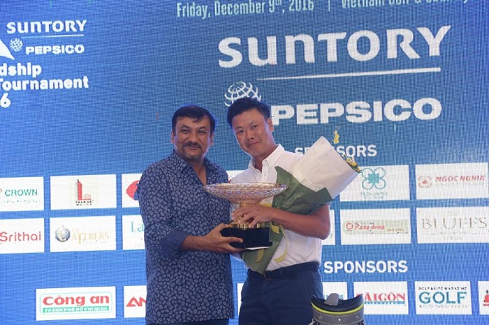 Tổng giám đốc Công ty Nước Giải Khát Suntory PepsiCo Việt Nam, ông Uday Shankar Sinha trao cúp Best Gross cho golfer Đinh Viết Sinh.