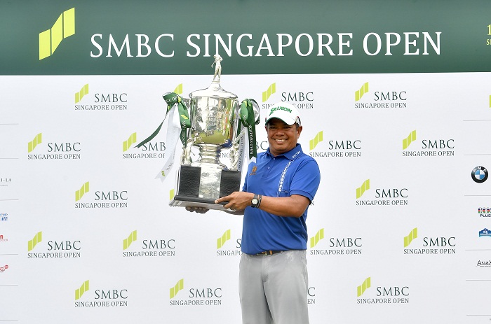 SINGAPORE – Prayad Marksaeng of Thailand pictured with the winner’s trophy on Sunday January 22, 2017, during round four of the SMBC Singapore Open at the Sentosa Golf Club, Serapong Course, Singapore. Round three was completed on Sunday morning due to inclement weather on Saturday. The US$ 1 Million event is co-sanctioned between the Asian Tour and Japan Golf Tour Organization, January 19-22, 2017. Picture by Paul Lakatos/Lagardère Sports.