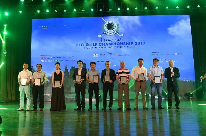 Ông Lưu Đức Quang - Trưởng BTC giải (ngoài cùng bên phải) trao kỷ niệm chương cho các Nhà tài trợ của giải.