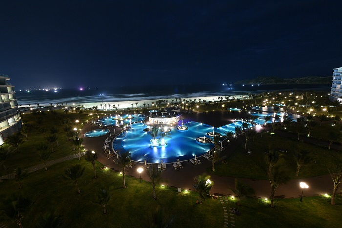 Toàn cảnh khu quần thể du lịch nghỉ dưỡng sinh thái FLC Quy Nhơn Beach & Golf resort về đêm.