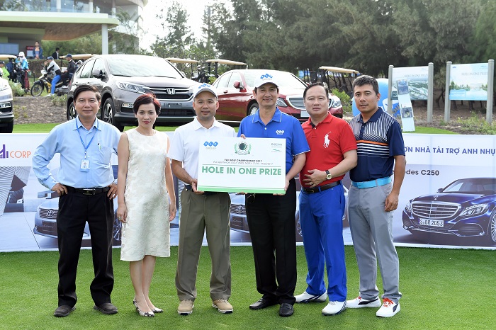 Golfer Trần Phương chụp ảnh với các nhà tài trợ của giải HIO