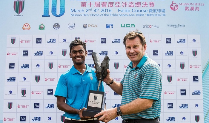 Ngài Nick Faldo cùng nhà Vô địch Arjun-Prasad mùa giải thứ 10 tại sân Mission Hill, Trung Quốc.  Ảnh: St