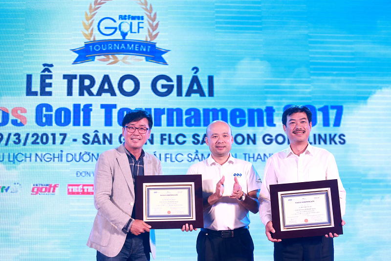 Ông Lưu Đức Quang trao giải Eagle cho 2 golfer No Myung Hyun và Đỗ Như Tuấn.