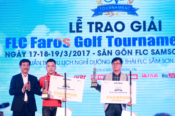 Ông Đỗ Như Tuấn trao giải cho 2 golfer nhất bảng No Myung Hyun - Nhất bảng A và Vũ Hoàng - Nhất bảng C