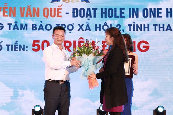 Golfer Nguyễn Văn Quế trao quà từ thiện.