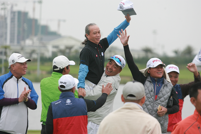 Khoảnh khắc golfer Võ Văn Đường mang về chiến thắng.