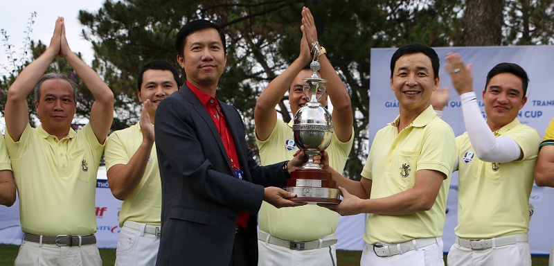 Tổng thư ký Hiệp hội golf Việt Nam Nguyễn Văn Cựu trao cúp cho đội miền Bắc. Ảnh: Duy Dương