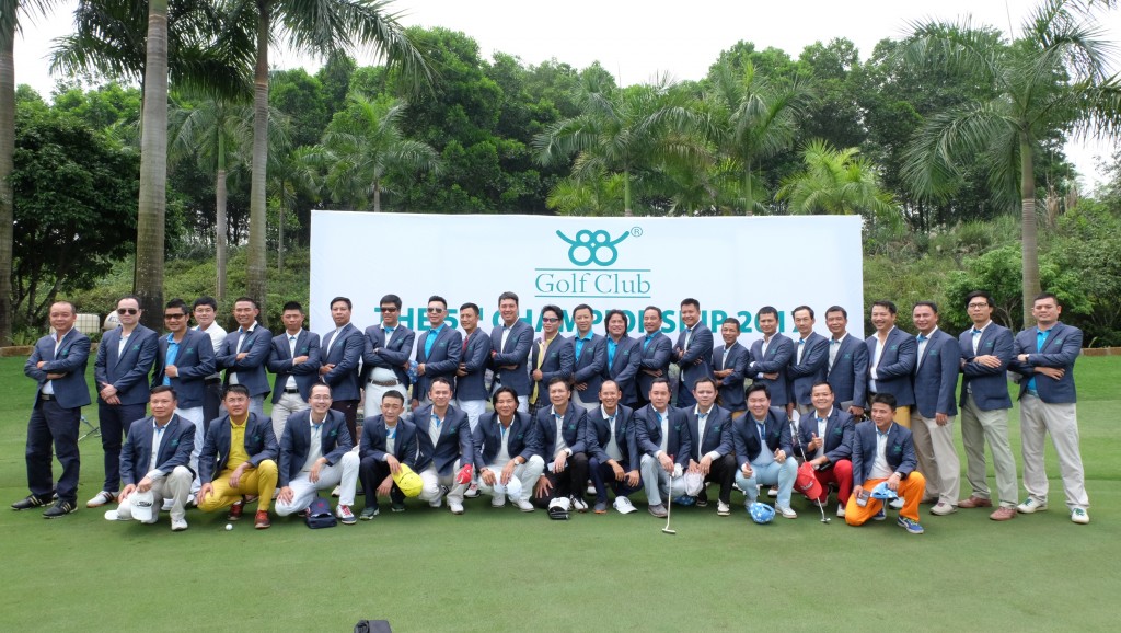 Các golfer chụp ảnh với áo vest đồng phục của CLB. (Ảnh: Nguyễn Hoàng Minh)