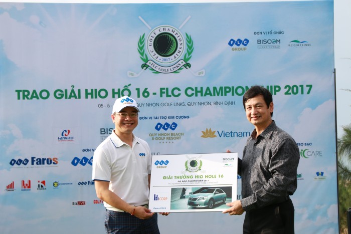 Ông Trần Quang Huy - Phó tổng GĐ Tập đoàn FLC trao giải cho golfer Trần Phương
