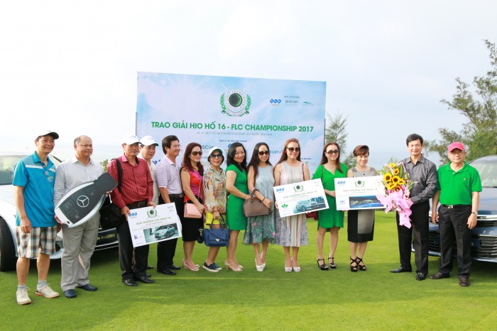 Gia đình và bạn bè đến chia vui cùng golfer Trần Phương