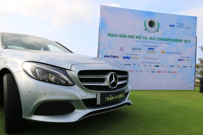 Chiếc Mercedes Benz C250 đã được gắn tên golfer Trần Phương