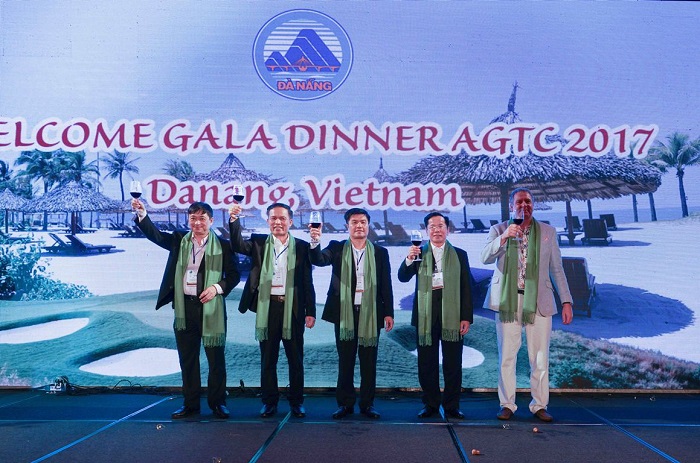 Mr. Peter Walton, IAGTO's President, takes photo with leaders of Danang city/ Credit: VGM