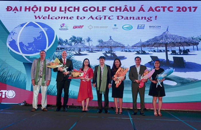 Ban tổ chức Đại hội trao tặng hoa cho các Nhà tài trợ chính của Đại hội AGTC 2017/ Ảnh: VGM