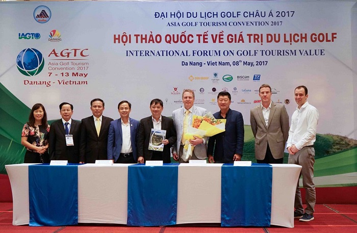 Mr. Peter Walton - IAGTO's Chairman takes photo with Danang's leaders and guests / Credit: VGM