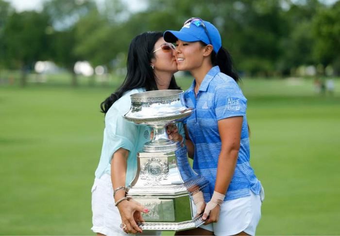 Danielle Kang cùng với mẹ chia sẻ niềm vui chiến thắng