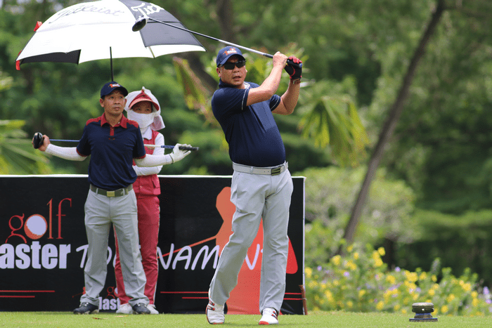Golfer Trần Thiện Phong vừa hoàn thành cú swing xuất sắc