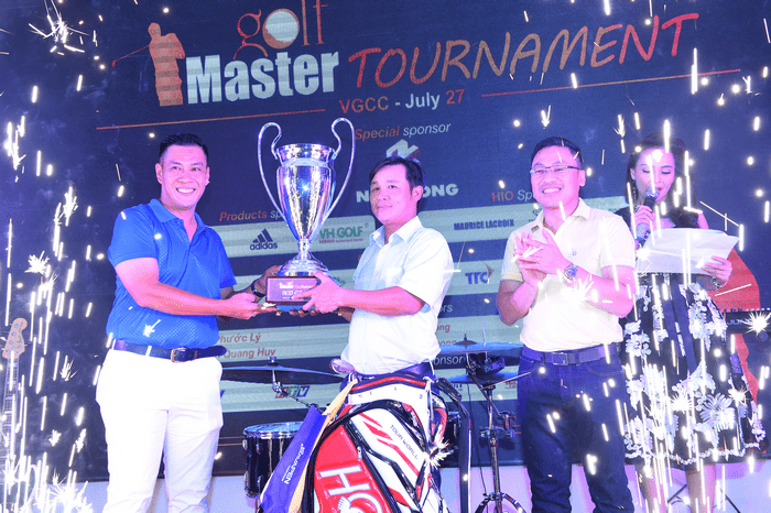 Nhà tài trợ VH Golf- ông Trần Quang Vinh và Giám đốc Golf Master- ông Tạ Hoàng Nghiêm trao giải cho Nhà vô địch Mai Xuân Thủy