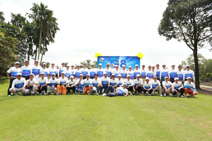 Các golfer chụp hình lưu niệm trước giờ xuất phát
