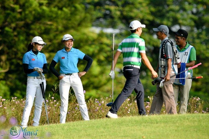 2 golfer Nữ Hanako Kawasaki và Đoàn Xuân Khuê Minh. Photo: Mike Casper/MRGC