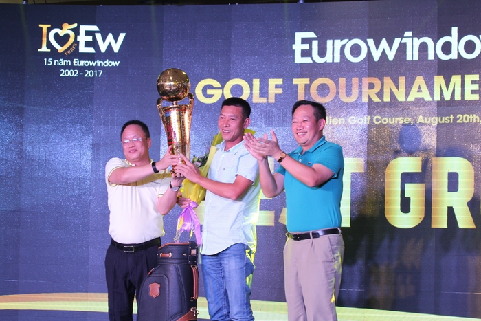 Golfer Lê Đình Anh nhận cup Best Gross