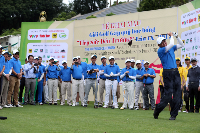 Công tước Campuchia Phe Hok Chhuon phát bóng khai mạc giải đấu