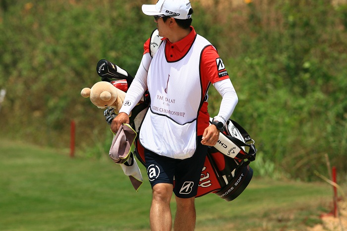 Không chỉ là người vác túi gậy, caddie góp phần quan trọng vào thành bại của golfer. Ảnh: Duy Dương