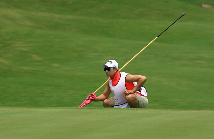 Caddie chuyên nghiệp Hàn Quốc. Ảnh: Duy Dương