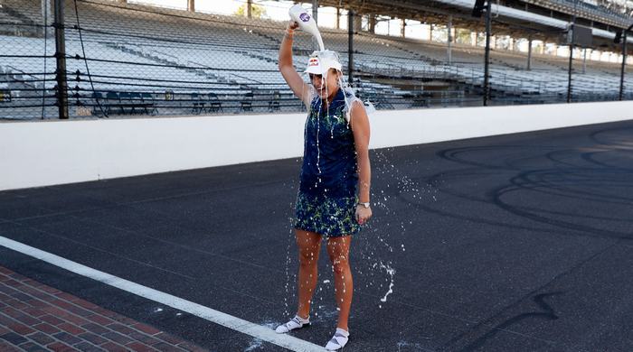Lexi Thompson đổ sữa lên người ăn mừng chiến thắng