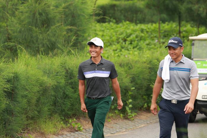Golfer Doãn Văn Định (trái) và golfer Phạm Minh Đức