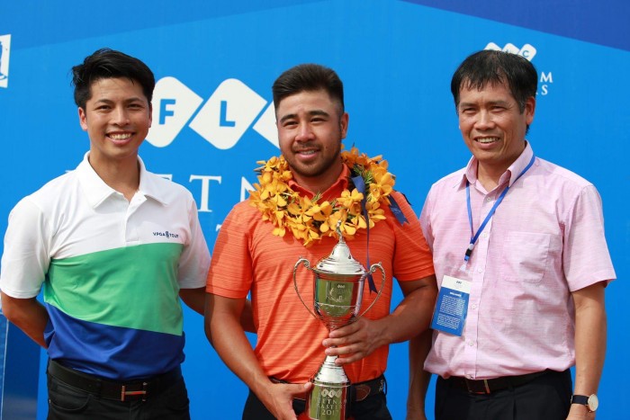 Giám đốc giải Nguyễn Thái Dương chụp cùng nhà vô địch (Ảnh: Duy Dương)
