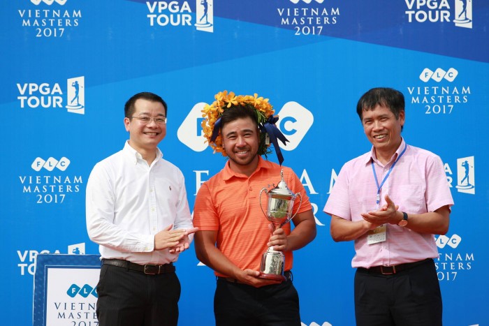 Ông Trần Quang Huy - Chủ tịch HĐQT Công ty CP Quản lý sân Golf Biscom (áo trắng) và ông Trần Đức Phấn - Phó tổng Cục trưởng TCTDTT (áo hồng) (Ảnh: Duy Dương)