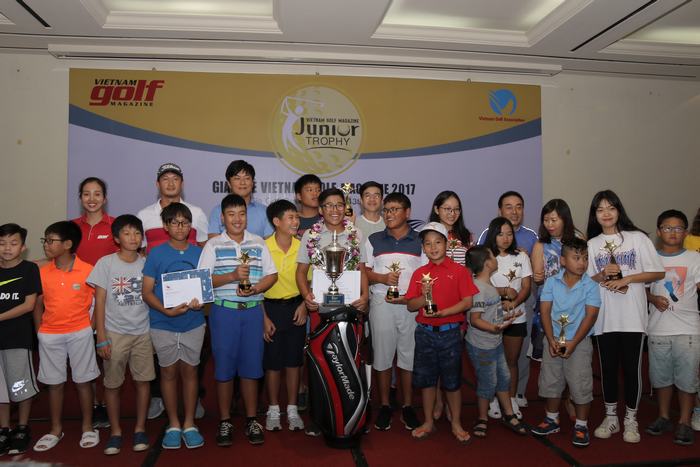 Trần Lam chụp hình cũng các golfer khác