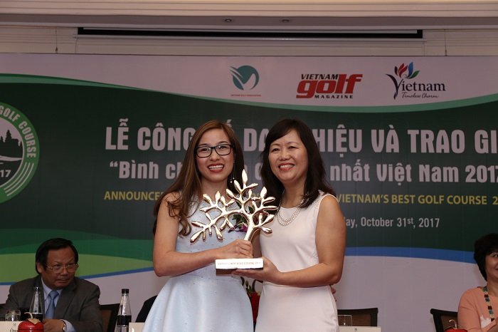Đại diện BTC trao kỷ niệm chương cho sân golf đạt danh hiệu “Sân golf Tốt nhất Việt Nam 2017”